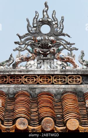 La ville impériale. Hung pour mieu temple. Toit décoratif se termine. UNESCO World Heritage Site. Hue. Le Vietnam. Banque D'Images