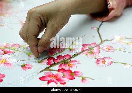 Les jeunes femmes faisant de la broderie. Des fleurs. Gros plan sur la main. Hue. Le Vietnam. Banque D'Images
