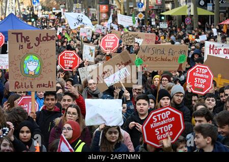 Cologne, Allemagne. 29 Nov, 2019. Plusieurs milliers de personnes sont debout sur le devant d'une scène dans le centre-ville au cours d'une manifestation pour la protection du climat. Du 2 au 13 décembre 2019, la 25e Conférence des Nations Unies sur le changement climatique aura lieu à Madrid, où il s'occupera de la protection climatique engagements des États, le commerce international de la pollution CO2 de l'homme et le financement des changements climatiques les dommages causés par les sécheresses et les tempêtes. Credit : Henning Kaiser/dpa/Alamy Live News Banque D'Images