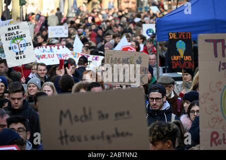 Cologne, Allemagne. 29 Nov, 2019. Plusieurs milliers de personnes sont debout sur le devant d'une scène dans le centre-ville au cours d'une manifestation pour la protection du climat. Du 2 au 13 décembre 2019, la 25e Conférence des Nations Unies sur le changement climatique aura lieu à Madrid, où il s'occupera de la protection climatique engagements des États, le commerce international de la pollution CO2 de l'homme et le financement des changements climatiques les dommages causés par les sécheresses et les tempêtes. Credit : Henning Kaiser/dpa/Alamy Live News Banque D'Images