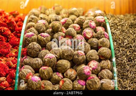 Beaucoup de fleurs séchées se trouvent sur le comptoir du magasin à un bazar turc. Banque D'Images