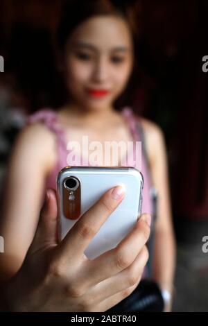 Prendre femme asiatique avec selfies téléphone intelligent. Hanoi. Le Vietnam. Banque D'Images