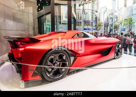 Phare Nissan showroom, Ginza, Tokyo. Affichage de la voiture concept Granturismo 2020 sur une plate-forme tournante à la façade de verre de bâtiment. Banque D'Images