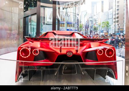 Phare Nissan showroom, Ginza, Tokyo. Affichage de la voiture concept Granturismo 2020 sur une plate-forme tournante à la façade de verre de bâtiment. Banque D'Images