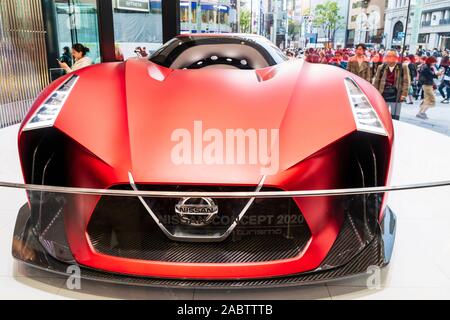 Phare Nissan showroom, Ginza, Tokyo. Affichage de la voiture concept Granturismo 2020 sur une plate-forme tournante à la façade de verre de bâtiment. Banque D'Images