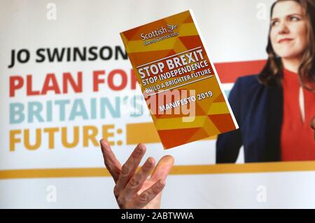 Willie Rennie jette une copie de l'avis de son parti libéral démocrate écossais manifeste pour les élections générales du 12 décembre dans l'air à Murrayfield Curling, Édimbourg. PA Photo. Photo date : vendredi 29 novembre, 2019. Voir l'histoire des élections. LA POLITIQUE PA Crédit photo doit se lire : Andrew Milligan/PA Wire Banque D'Images