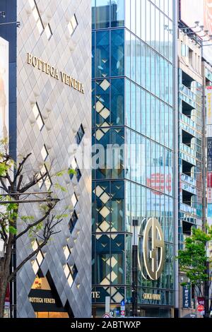 Tokyo, le Ginza. Vue perspective comprimé le long de bâtiments avec la Bottega Veneta magasin de Ginza et la Giorgio Armani store à côté. Banque D'Images