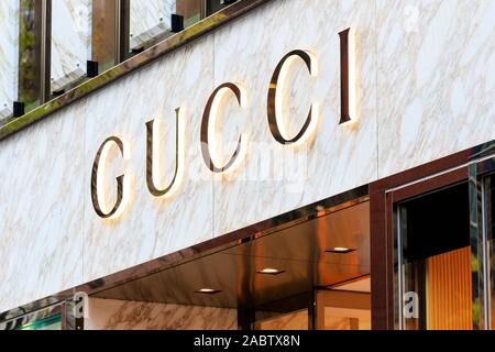 De près de l'entrée de plus de logo Gucci Gucci flagship sur la rue commerçante à la mode de Ginza Tokyo Banque D'Images