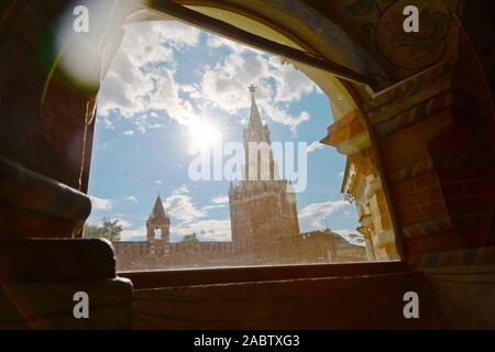 Moscou, Russie - le 9 juillet 2019 : La Tour Spasskaya du Kremlin sur la Place Rouge, vue de l'intérieur de la cathédrale de Vasily la bienheureuse Banque D'Images