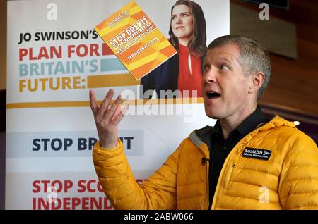 Willie Rennie jette une copie de l'avis de son parti libéral démocrate écossais manifeste pour les élections générales du 12 décembre dans l'air à Murrayfield Curling, Édimbourg. PA Photo. Photo date : vendredi 29 novembre, 2019. Voir l'histoire des élections. LA POLITIQUE PA Crédit photo doit se lire : Andrew Milligan/PA Wire Banque D'Images