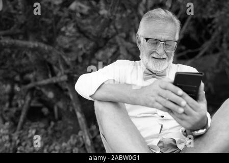 Beau senior homme barbu touristiques à la découverte de la ville en noir et blanc Banque D'Images