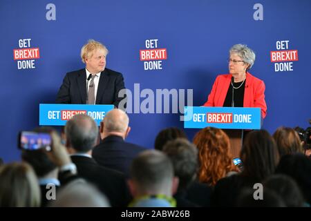 Premier ministre Boris Johnson (à gauche) est rejoint par l'ancien député travailliste, Gisela Stuart, s'exprimant lors d'une conférence de presse à Millbank Tower, London, tandis que sur la campagne électorale générale trail. Banque D'Images