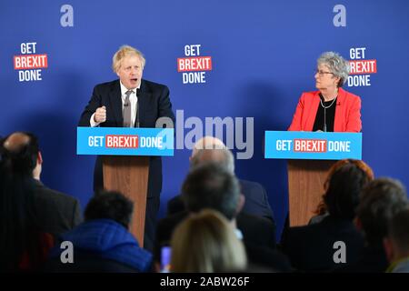 Premier ministre Boris Johnson (à gauche) est rejoint par l'ancien député travailliste, Gisela Stuart, s'exprimant lors d'une conférence de presse à Millbank Tower, London, tandis que sur la campagne électorale générale trail. Banque D'Images