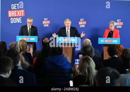 Premier ministre Boris Johnson et Chancelier du duché de Lancaster Michael Gove (gauche) sont rejoint par l'ancien député travailliste, Gisela Stuart (droite), s'exprimant lors d'une conférence de presse à Millbank Tower, London, tandis que sur la campagne électorale générale trail. Banque D'Images