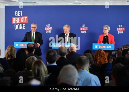 Premier ministre Boris Johnson et Chancelier du duché de Lancaster Michael Gove (gauche) sont rejoint par l'ancien député travailliste, Gisela Stuart (droite), s'exprimant lors d'une conférence de presse à Millbank Tower, London, tandis que sur la campagne électorale générale trail. Banque D'Images