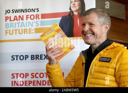 Willie Rennie contient une copie de l'avis de son parti libéral démocrate écossais manifeste pour les élections générales du 12 décembre dans l'air à Murrayfield Curling, Édimbourg. PA Photo. Photo date : vendredi 29 novembre, 2019. Voir l'histoire des élections. LA POLITIQUE PA Crédit photo doit se lire : Andrew Milligan/PA Wire Banque D'Images