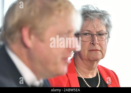 Premier ministre Boris Johnson (à gauche) est rejoint par l'ancien député travailliste, Gisela Stuart, s'exprimant lors d'une conférence de presse à Millbank Tower, London, tandis que sur la campagne électorale générale trail. Banque D'Images