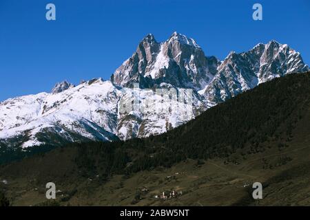 Guet antique et un village de Svaneti, la Géorgie sur fond de montagne enneigée des pics. L'établissement rural dans une vallée de montagne. Mountain paysag Banque D'Images