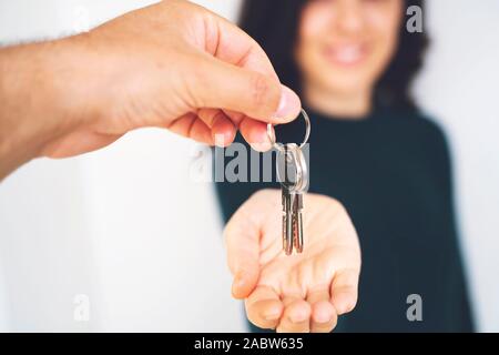 Jeune femme en tenant les touches des femmes vrai agent immobilier au cours de réunion après la signature du contrat de bail de location ou de vente contrat d'achat. Femme indépendante Banque D'Images