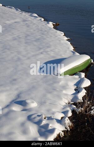 Vue aérienne de la neige sur le lac Soderica, Croatie Banque D'Images