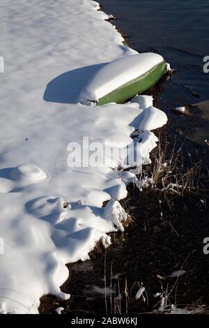 Vue aérienne de la neige sur le lac Soderica, Croatie Banque D'Images