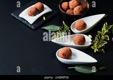 Concept d'aliments sains des orgain truffe au chocolat sur fond noir avec copie espace Banque D'Images