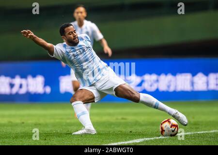 Joueur belge de football Moussa Dembélé de Guangzhou R&F C.F. attrape la balle au cours du 29e match de football chinois Super League (CSL) contre Pékin Guoan Sinobo dans la ville de Guangzhou, province du Guangdong en Chine du sud, le 27 novembre 2019. Guangzhou R&F en chute de Beijing Guoan Sinobo avec 1-4. Banque D'Images