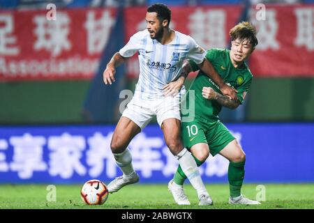 Joueur belge de football Moussa Dembélé de Guangzhou R&F F.C., gauche, protège la balle au cours du 29e match de football chinois Super League (CSL) contre Pékin Guoan Sinobo dans la ville de Guangzhou, province du Guangdong en Chine du sud, le 27 novembre 2019. Guangzhou R&F en chute de Beijing Guoan Sinobo avec 1-4. Banque D'Images