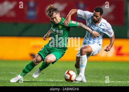 Joueur belge de football Moussa Dembélé de Guangzhou R&F F.C., droit, protège la balle au cours du 29e match de football chinois Super League (CSL) contre Pékin Guoan Sinobo dans la ville de Guangzhou, province du Guangdong en Chine du sud, le 27 novembre 2019. Guangzhou R&F en chute de Beijing Guoan Sinobo avec 1-4. Banque D'Images