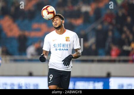 Joueur de football brésilien Rafael Pereira da Silva, plus connu sous le nom de Rafael ou Rafael da Silva, de Wuhan Zall C.F. conserve la balle au cours du 29e match de football chinois Super League (CSL) contre SWM Chongqing à Chongqing, Chine, le 27 novembre 2019. Chongqing GDS a été défait par Wuhan Zall avec 0-1. Banque D'Images