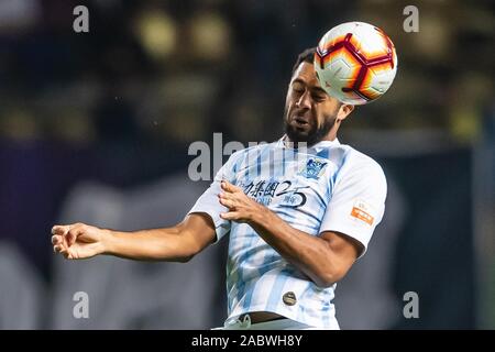 Joueur belge de football Moussa Dembélé de Guangzhou R&F C.F. sauts pour une balle de la tête au cours du 29e match de football chinois Super League (CSL) contre Pékin Guoan Sinobo dans la ville de Guangzhou, province du Guangdong en Chine du sud, le 27 novembre 2019. Guangzhou R&F en chute de Beijing Guoan Sinobo avec 1-4. Banque D'Images