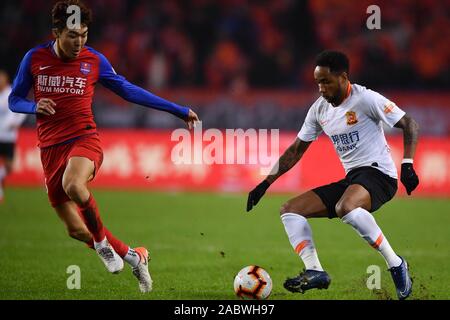 Joueur de football brésilien Rafael Pereira da Silva, plus connu sous le nom de Rafael ou Rafael da Silva, de Wuhan Zall F.C., droite, conserve la balle au cours du 29e match de football chinois Super League (CSL) contre SWM Chongqing à Chongqing, Chine, le 27 novembre 2019. Chongqing GDS a été défait par Wuhan Zall avec 0-1. Banque D'Images