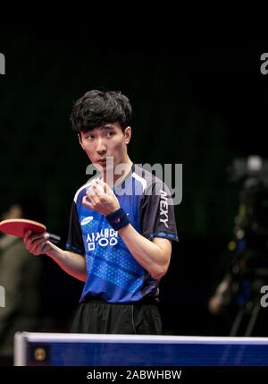 Lee Sang-su de la Corée du Sud réagit l'occasion d'un match contre l'US de Jai Kanak (pas sur la photo) au stade de groupe Fédération Internationale de Tennis de Table (ITTF) Coupe du monde dans la ville de Chengdu, dans le sud-ouest de la province chinoise du Sichuan, le 29 novembre 2019. Lee Sang-su battu 4-2 avec Jai Kanak. Banque D'Images