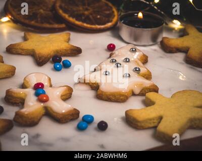 Gingerbread cookies de Noël traditionnelle pâtisserie maison pour Noël, arbre, Gingerbread Man, star des formes. La cannelle, les épices et les bougies sur backgroun Banque D'Images