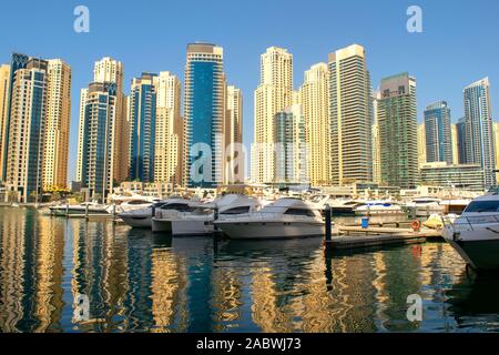 Dubai Marina district avec de beaux bâtiments et des yachts. La Marina de Dubaï disponibles parking gratuit Banque D'Images