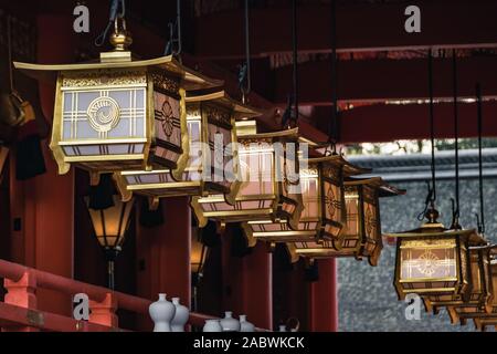 Une rangée de lanternes dans l'oratoire à Fushimi Inari-taisha, Kyoto, Japon Banque D'Images