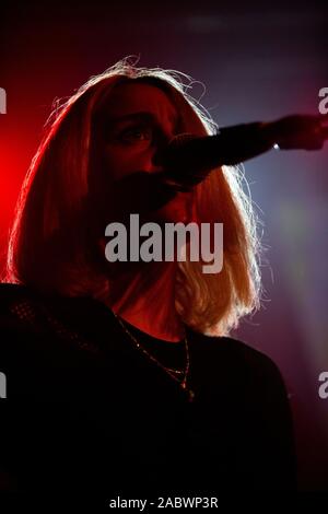 Elle Kickheffer de Jenni a appelé la bande des armes à feu est vu en live au Hard Club à Porto. Banque D'Images