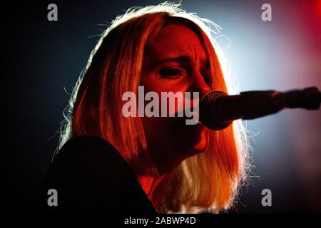 Elle Kickheffer de Jenni a appelé la bande des armes à feu est vu en live au Hard Club à Porto. Banque D'Images