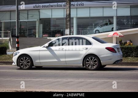 Chiang Mai, Thaïlande - 19 novembre 2019 : voiture de luxe Mercedes Benz C200. Photo route radiale no1001 au nord de la ville de Chiangmai. Banque D'Images