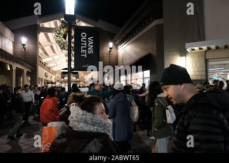 San Francisco, USA. 28 Nov, 2019. Les gens font des emplettes pour des ventes Vendredi Noir à une prise à San Francisco, États-Unis, le 28 novembre 2019. Credit : Wu Xiaoling/Xinhua/Alamy Live News Banque D'Images