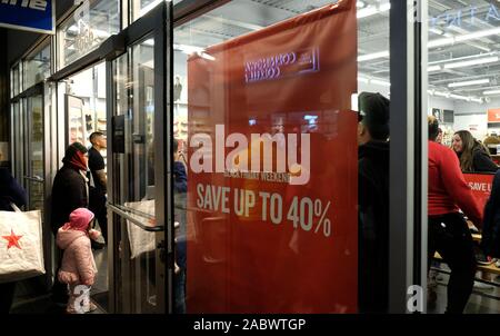 San Francisco, USA. 28 Nov, 2019. Les gens font des emplettes pour des ventes Vendredi Noir à une prise à San Francisco, États-Unis, le 28 novembre 2019. Credit : Wu Xiaoling/Xinhua/Alamy Live News Banque D'Images