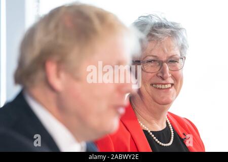 Boris Johnson, premier ministre du Travail et ancien député, Gisela Stuart s'exprimant lors d'une conférence de presse à Millbank Tower, London, tandis que sur la campagne électorale générale trail. Banque D'Images