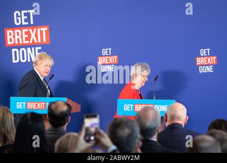 Boris Johnson, premier ministre du Travail et ancien député, Gisela Stuart arrivent pour une conférence de presse à Millbank Tower, London, tandis que sur la campagne électorale générale trail. Banque D'Images