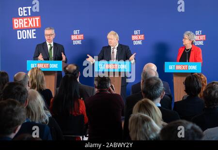 Premier ministre Boris Johnson et Chancelier du duché de Lancaster Michael Gove (gauche) sont rejoint par l'ancien député travailliste, Gisela Stuart (droite), s'exprimant lors d'une conférence de presse à Millbank Tower, London, tandis que sur la campagne électorale générale trail. Banque D'Images