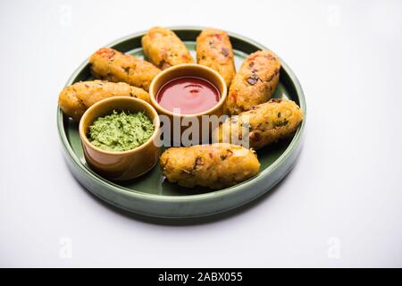 Légumes au poha Cutlet ou aux patties de riz aplaties servis avec du ketchup de tomate et du chutney vert Banque D'Images