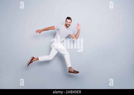 La taille du corps sur toute la longueur de sa vue il joli joli joyeux joyeux heureux forte cohérence barbu courir vite forme salut bonjour de formation Banque D'Images