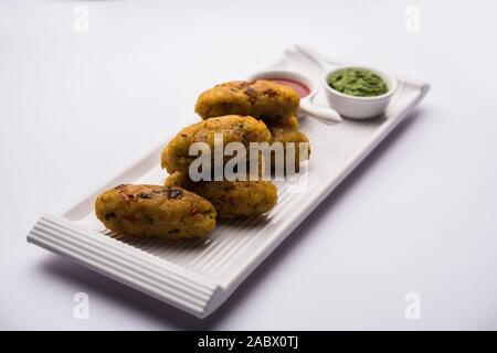 Légumes au poha Cutlet ou aux patties de riz aplaties servis avec du ketchup de tomate et du chutney vert Banque D'Images