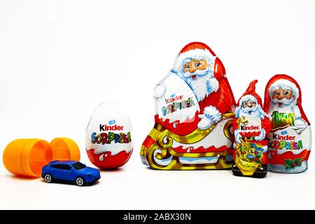 KINDER Surprise Père Noël traîneau en chocolat au lait 1