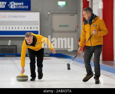 Edinburgh, Ecosse, Royaume-Uni. 29 Nov, 2019. Leader des libéraux démocrates écossais Willie Rennie a été rejoint par le député libéral démocrate candidats pour lancer l'partyÕs manifeste à la Edinburgh de Curling. Sur la photo ; Willie Rennie et Alex Cole-Hamilton (R) Credit : Iain Masterton/Alamy Live News Banque D'Images