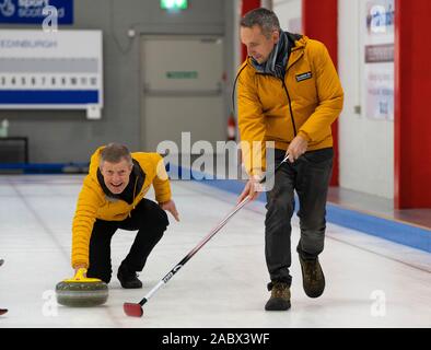 Edinburgh, Ecosse, Royaume-Uni. 29 Nov, 2019. Leader des libéraux démocrates écossais Willie Rennie a été rejoint par le député libéral démocrate candidats pour lancer l'partyÕs manifeste à la Edinburgh de Curling. Sur la photo ; Willie Rennie et Alex Cole-Hamilton (R) Credit : Iain Masterton/Alamy Live News Banque D'Images